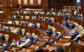 Conflict în Parlament între Partidul Democrat și Partidul „ȘOR”. Monica Babuc și Marina Tauber s-au certat din cauza unui FOTOLIU